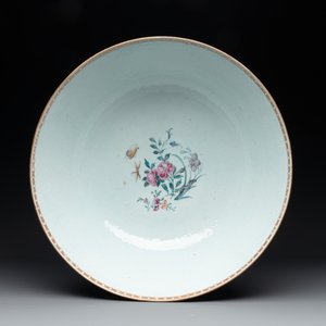 A large Chinese famille rose export porcelain 'European subject' bowl, Qianlong — photo 5