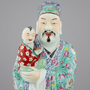 A large Chinese famille rose figure of an immortal, 19/20th C. — photo 5