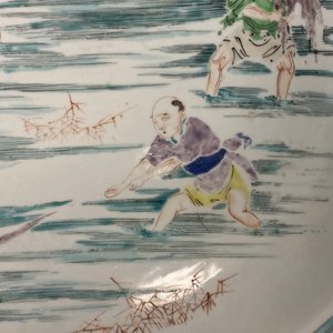 A large Chinese famille rose 'fishermen' dish, Yongzheng/Qianlong — photo 15