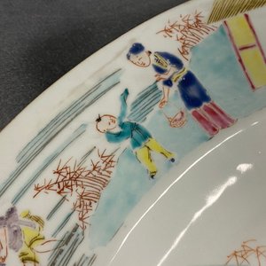 A large Chinese famille rose 'fishermen' dish, Yongzheng/Qianlong — photo 18