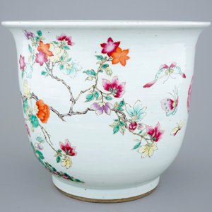 A large Chinese famille rose flower pot, 19th C. — photo 3