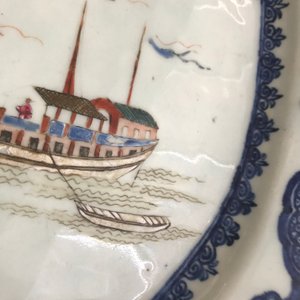 A large Chinese famille rose 'Fort Folly' platter, Qianlong — photo 13