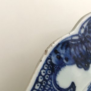 A large Chinese famille rose 'Fort Folly' platter, Qianlong — photo 3