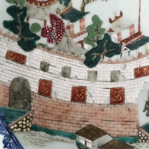 A large Chinese famille rose 'Fort Folly' platter, Qianlong — photo 10