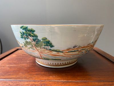 A large Chinese famille rose 'fox hunt' bowl, Qianlong — photo 2