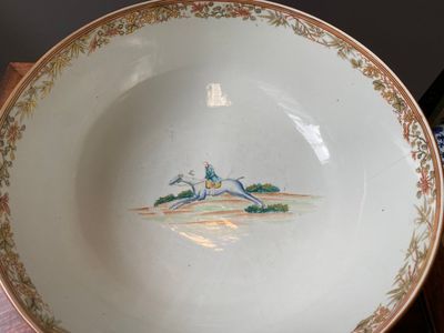 A large Chinese famille rose 'fox hunt' bowl, Qianlong — photo 5