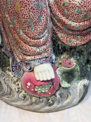 A large Chinese famille rose 'Guanyin' group, Ye Yundeng Zao 葉運燈造, 20th C. — foto 12