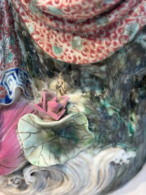 A large Chinese famille rose 'Guanyin' group, Ye Yundeng Zao 葉運燈造, 20th C. — foto 13
