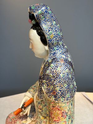 A large Chinese famille rose 'Guanyin' group, Ye Yundeng Zao 葉運燈造, 20th C. — foto 15