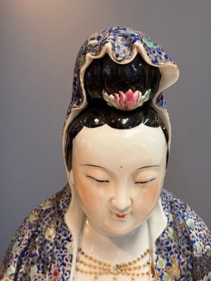 A large Chinese famille rose 'Guanyin' group, Ye Yundeng Zao 葉運燈造, 20th C. — foto 2