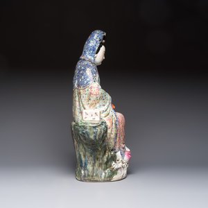 A large Chinese famille rose 'Guanyin' group, Ye Yundeng Zao 葉運燈造, 20th C. — foto 5
