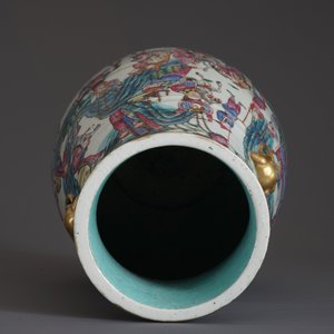 A large Chinese famille rose hu vase with warrior scenes, 19th C. — 照片 13