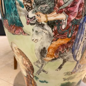 A large Chinese famille rose 'immortals' vase, Republic — 照片 20
