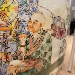 A large Chinese famille rose 'immortals' vase, Republic — 照片 23