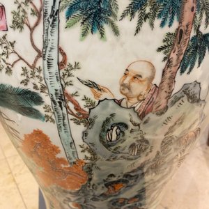 A large Chinese famille rose 'immortals' vase, Republic — 照片 32