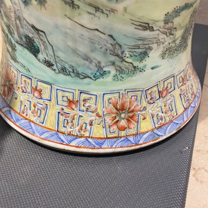 A large Chinese famille rose 'immortals' vase, Republic — 照片 38
