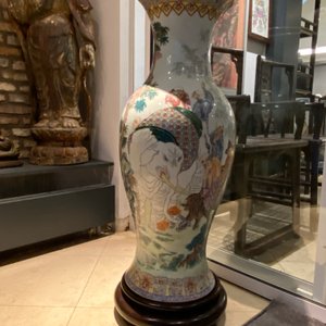 A large Chinese famille rose 'immortals' vase, Republic — 照片 8