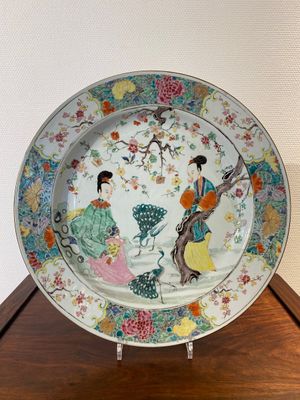 A large Chinese famille rose 'ladies and peacocks' dish, Yongzheng — 照片 1