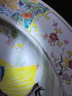A large Chinese famille rose 'ladies and peacocks' dish, Yongzheng — 照片 11