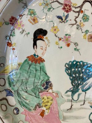 A large Chinese famille rose 'ladies and peacocks' dish, Yongzheng — 照片 2