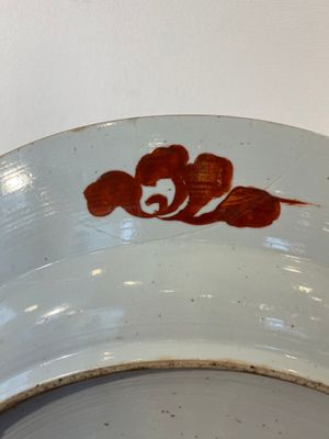 A large Chinese famille rose 'ladies and peacocks' dish, Yongzheng — 照片 6