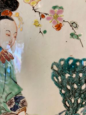 A large Chinese famille rose 'ladies and peacocks' dish, Yongzheng — 照片 9