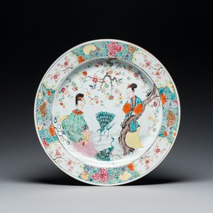 A large Chinese famille rose 'ladies and peacocks' dish, Yongzheng — 照片 1