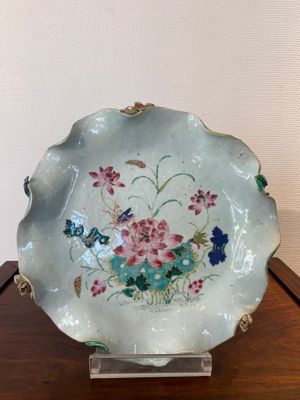 A large Chinese famille rose 'lotus' dish with applied design, Yongzheng/Qianlong — photo 1