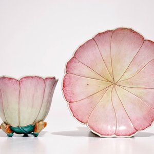 A large Chinese famille rose lotus-shaped cup on stand, Yongzheng — 照片 1