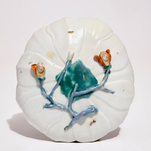 A large Chinese famille rose lotus-shaped cup on stand, Yongzheng — 照片 3