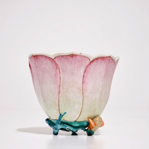 A large Chinese famille rose lotus-shaped cup on stand, Yongzheng — 照片 5