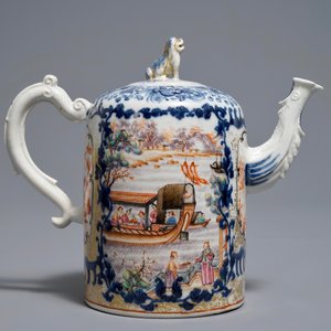A large Chinese famille rose 'mandarin' teapot and cover, Qianlong — 照片 2
