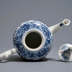A large Chinese famille rose 'mandarin' teapot and cover, Qianlong — 照片 6