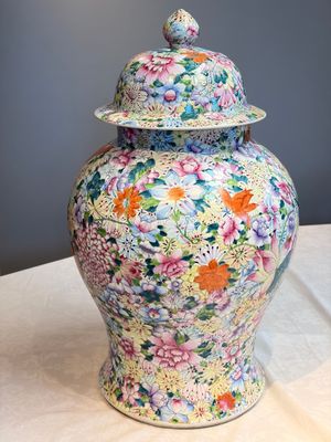 A large Chinese famille rose 'Millefleurs' baluster vase and cover, Yongzheng mark, Republic — foto 1