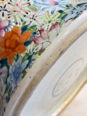 A large Chinese famille rose 'Millefleurs' baluster vase and cover, Yongzheng mark, Republic — foto 12