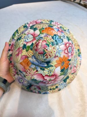 A large Chinese famille rose 'Millefleurs' baluster vase and cover, Yongzheng mark, Republic — foto 13