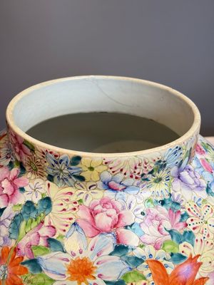 A large Chinese famille rose 'Millefleurs' baluster vase and cover, Yongzheng mark, Republic — foto 2