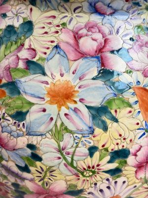 A large Chinese famille rose 'Millefleurs' baluster vase and cover, Yongzheng mark, Republic — foto 4