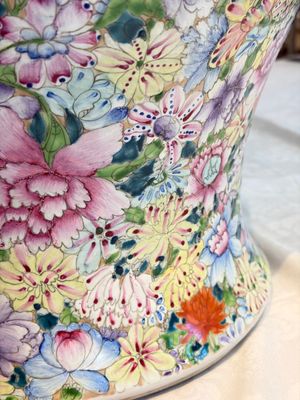 A large Chinese famille rose 'Millefleurs' baluster vase and cover, Yongzheng mark, Republic — foto 6