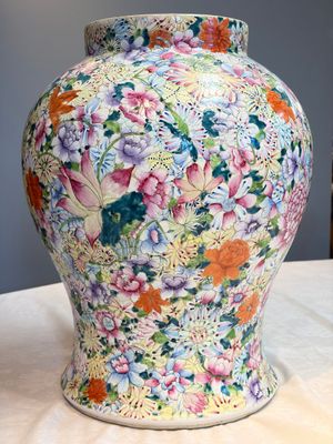 A large Chinese famille rose 'Millefleurs' baluster vase and cover, Yongzheng mark, Republic — foto 7