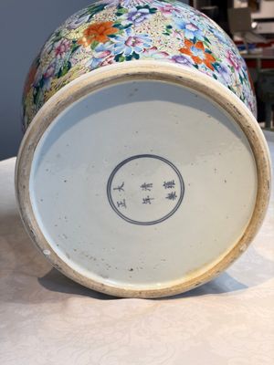 A large Chinese famille rose 'Millefleurs' baluster vase and cover, Yongzheng mark, Republic — foto 8