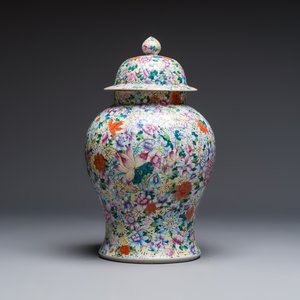 A large Chinese famille rose 'Millefleurs' baluster vase and cover, Yongzheng mark, Republic — foto 2