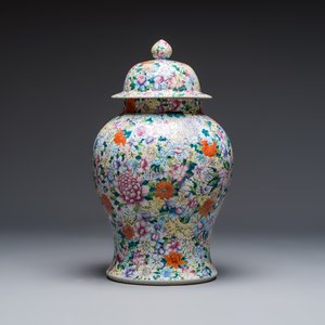 A large Chinese famille rose 'Millefleurs' baluster vase and cover, Yongzheng mark, Republic — foto 3