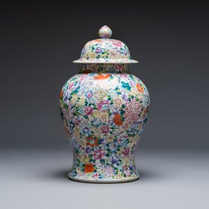 A large Chinese famille rose 'Millefleurs' baluster vase and cover, Yongzheng mark, Republic — foto 4