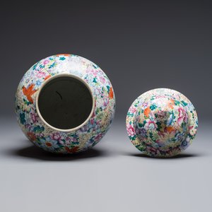 A large Chinese famille rose 'Millefleurs' baluster vase and cover, Yongzheng mark, Republic — foto 5