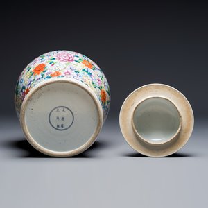 A large Chinese famille rose 'Millefleurs' baluster vase and cover, Yongzheng mark, Republic — foto 6