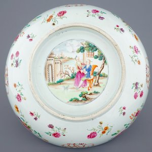 A large Chinese famille rose monogrammed bowl with decorated base, Qianlong, 18th C. — 照片 2
