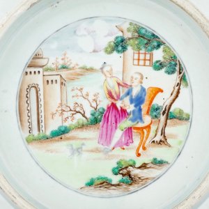 A large Chinese famille rose monogrammed bowl with decorated base, Qianlong, 18th C. — 照片 3