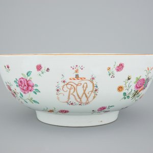 A large Chinese famille rose monogrammed bowl with decorated base, Qianlong, 18th C. — 照片 4