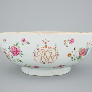 A large Chinese famille rose monogrammed bowl with decorated base, Qianlong, 18th C. — 照片 6